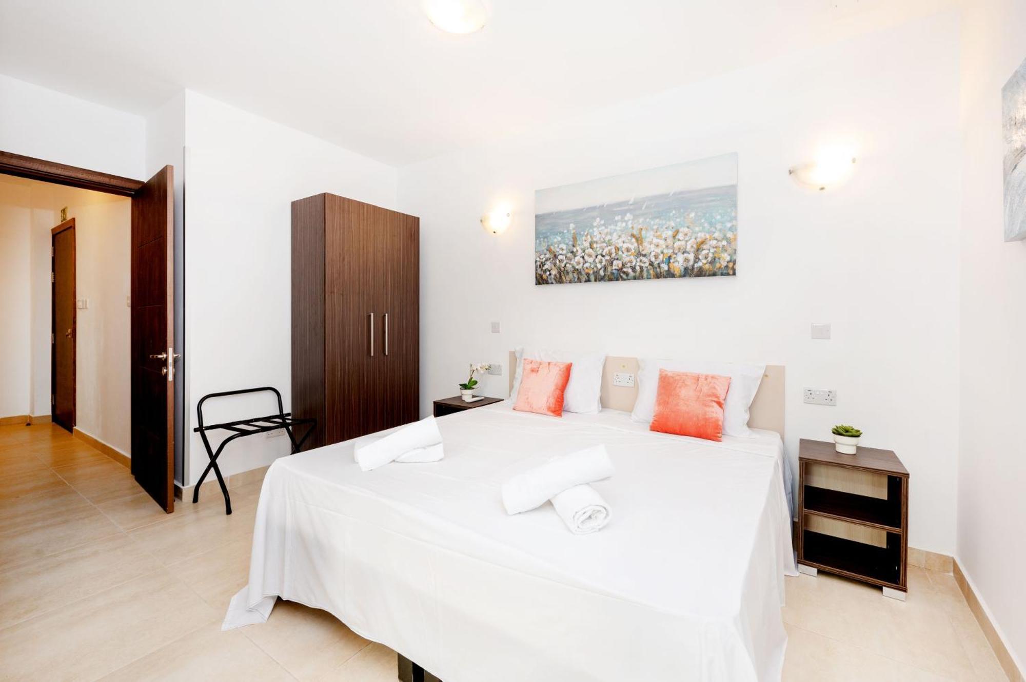 Islet Promenade Seafront Family Apartment With 2 Balconies By Getawaysmalta St. Paul's Bay Exterior photo